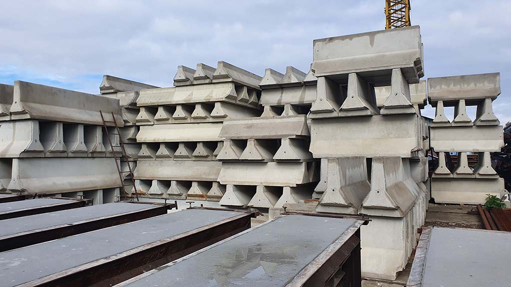 Akár belváros, akár autópálya: a beton terelőelem mindenhol ott van!